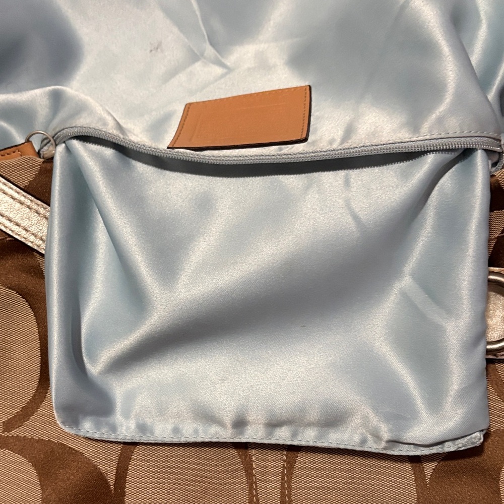 No call outs like newCoach Carly Hobo should bag. Bag was released 2006-2007. - Picture 14 of 16